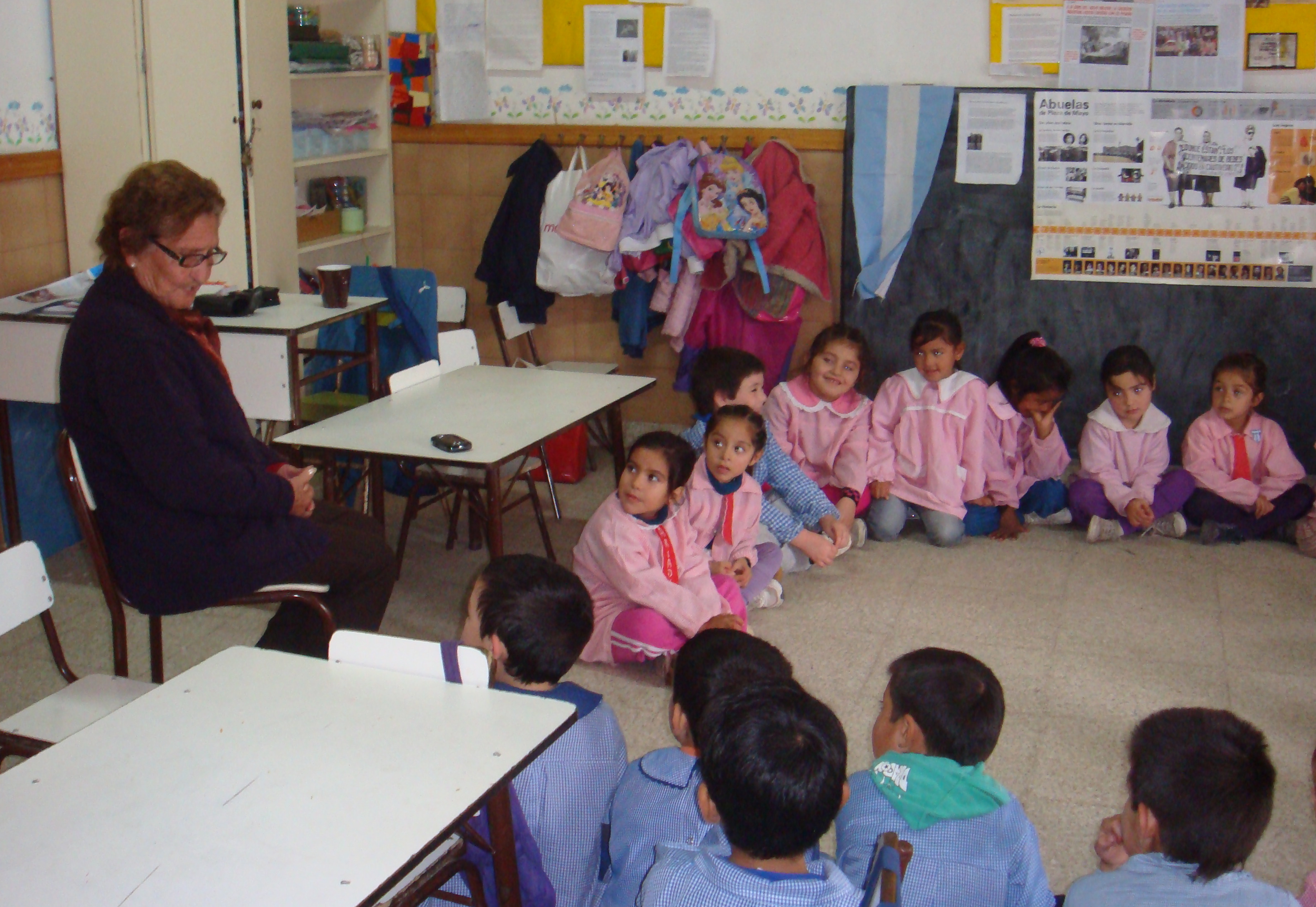 Año 2010. Irma en una de sus habituales visitas a jardines y escuelas.